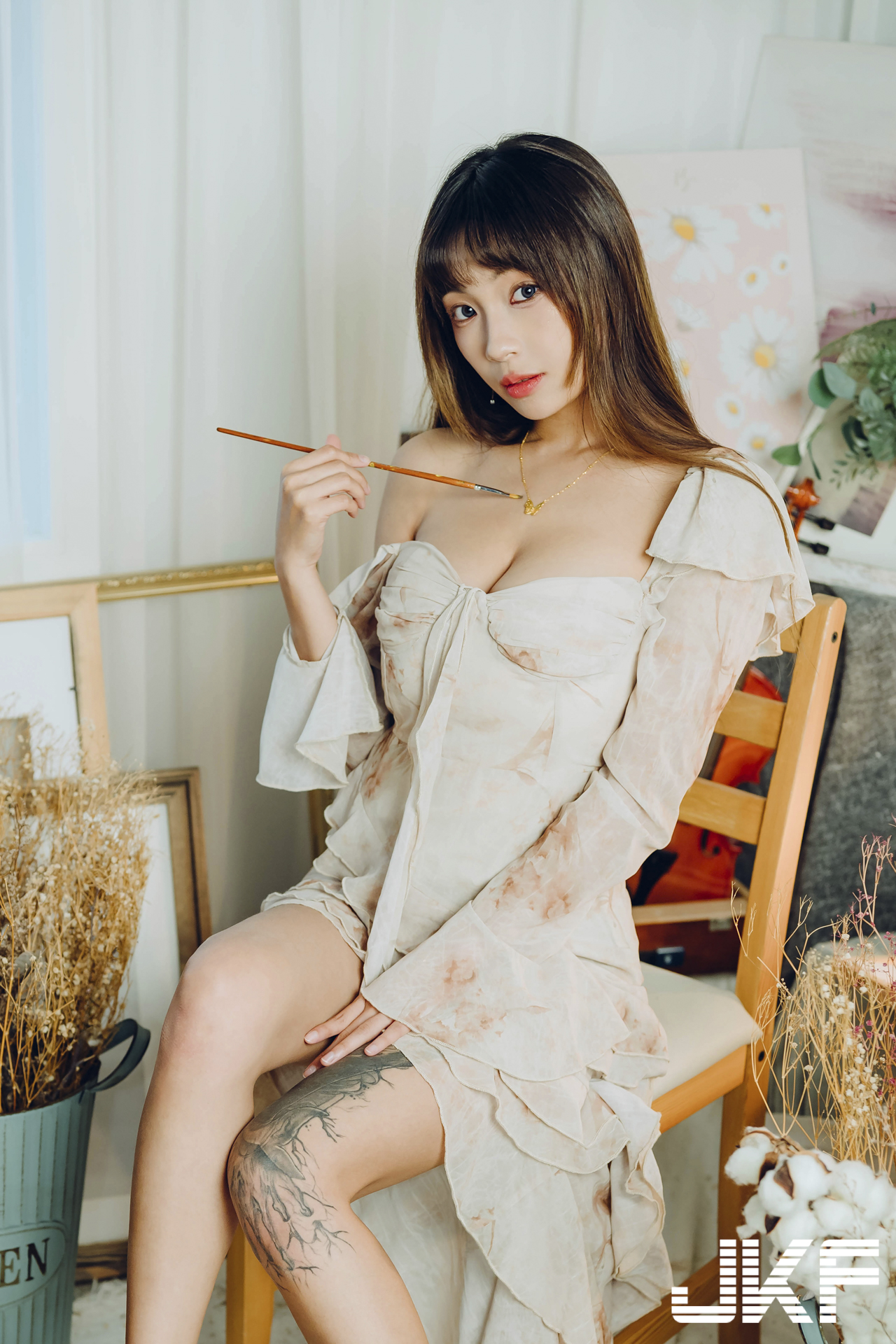 氣質長髮妹「安然」性感火辣的午後！爆乳洋裝罩不住兩座山峰溢出！