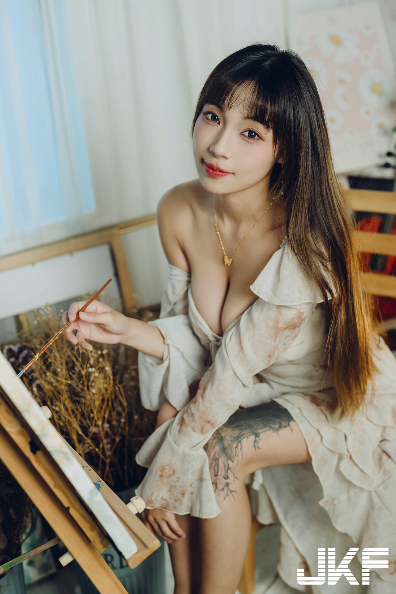 氣質長髮妹「安然」性感火辣的午後！爆乳洋裝罩不住兩座山峰溢出！