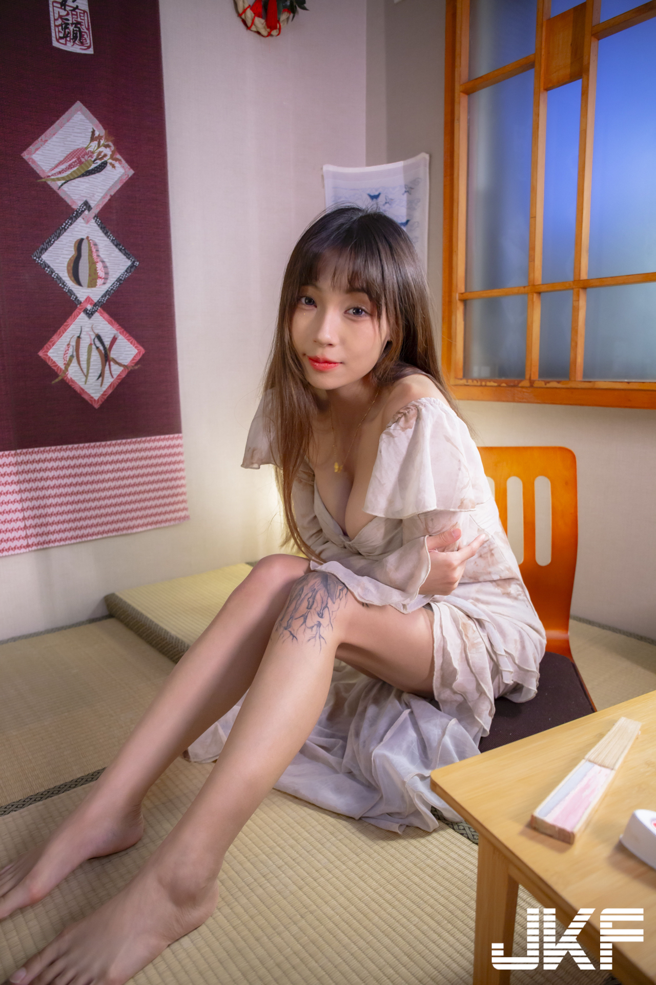 氣質長髮妹「安然」性感火辣的午後！爆乳洋裝罩不住兩座山峰溢出！