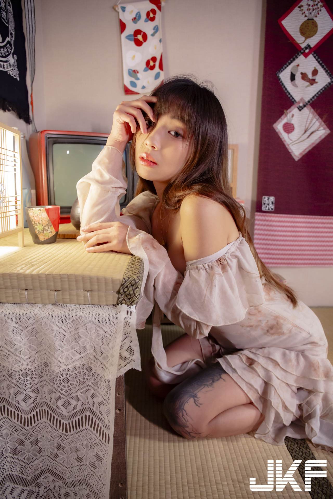 氣質長髮妹「安然」性感火辣的午後！爆乳洋裝罩不住兩座山峰溢出！