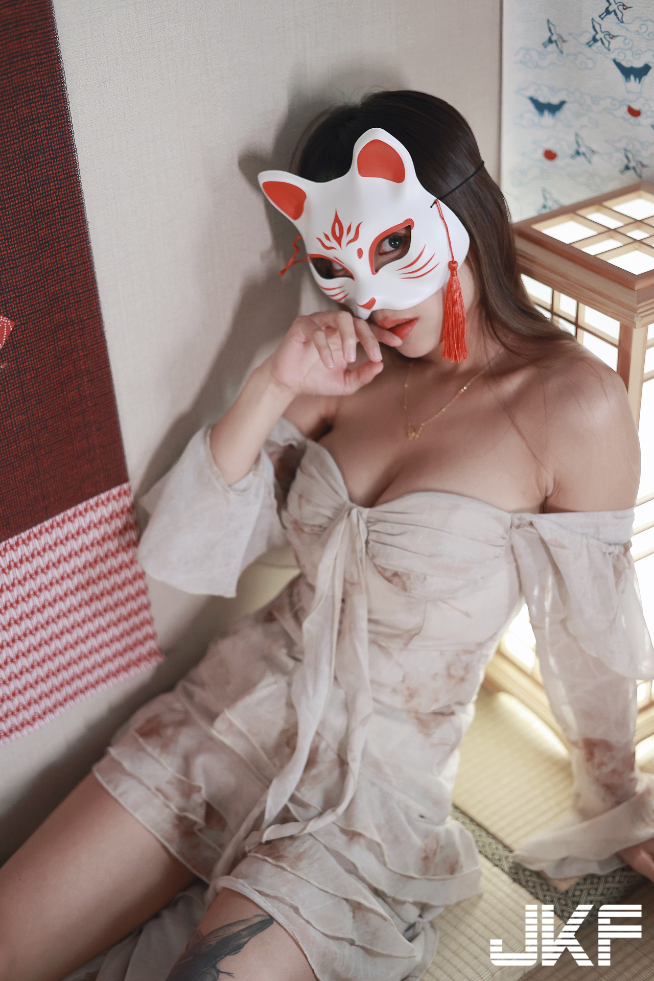 氣質長髮妹「安然」性感火辣的午後！爆乳洋裝罩不住兩座山峰溢出！