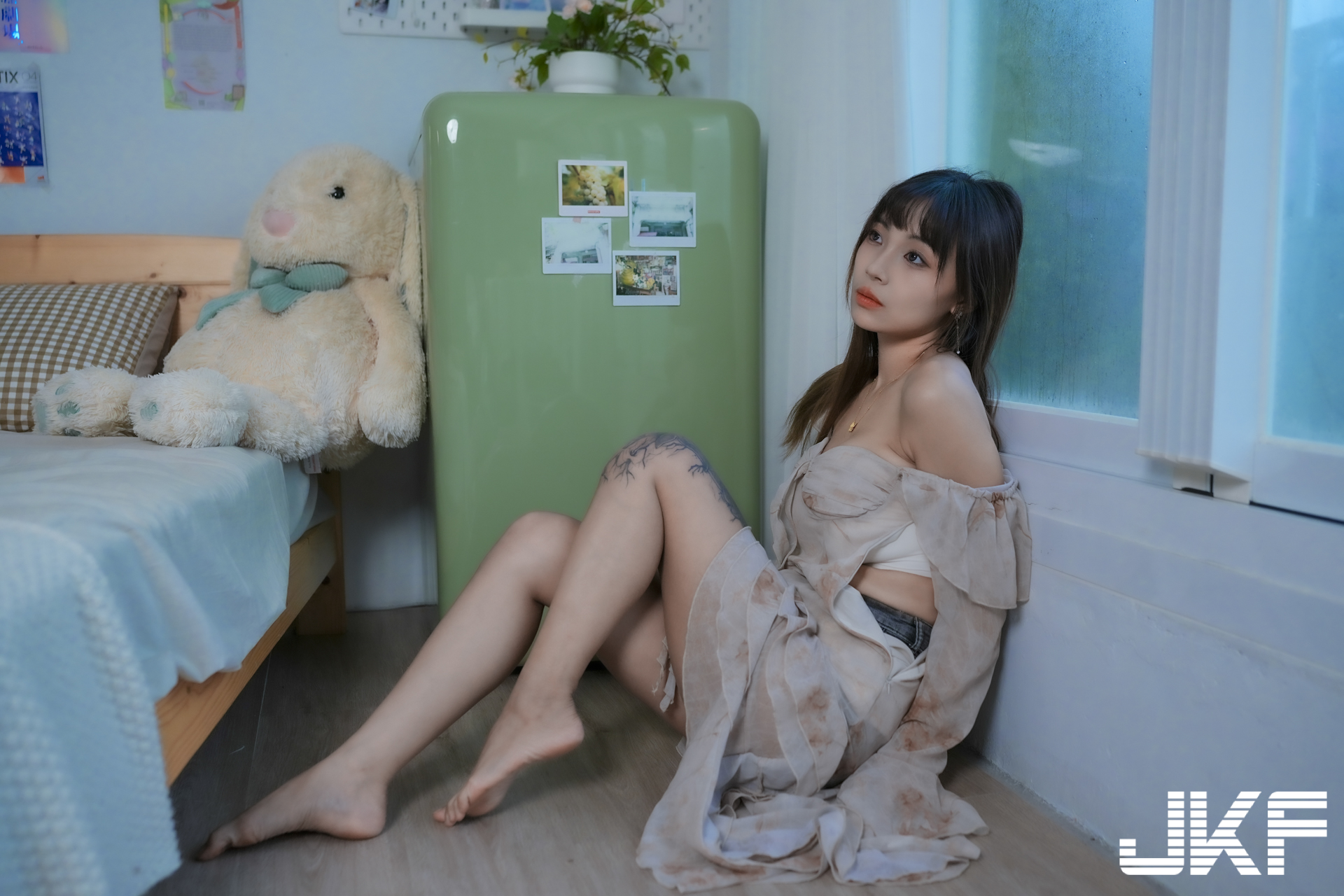 氣質長髮妹「安然」性感火辣的午後！爆乳洋裝罩不住兩座山峰溢出！