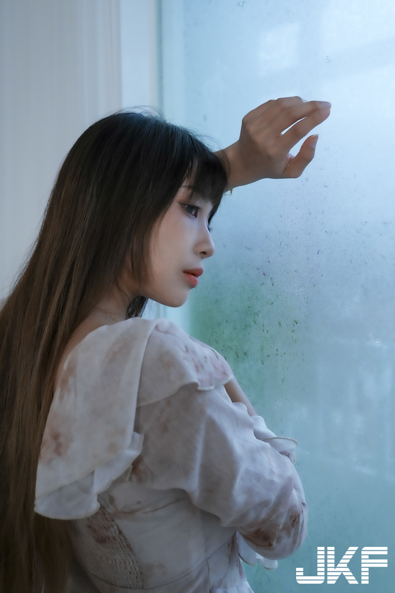 氣質長髮妹「安然」性感火辣的午後！爆乳洋裝罩不住兩座山峰溢出！