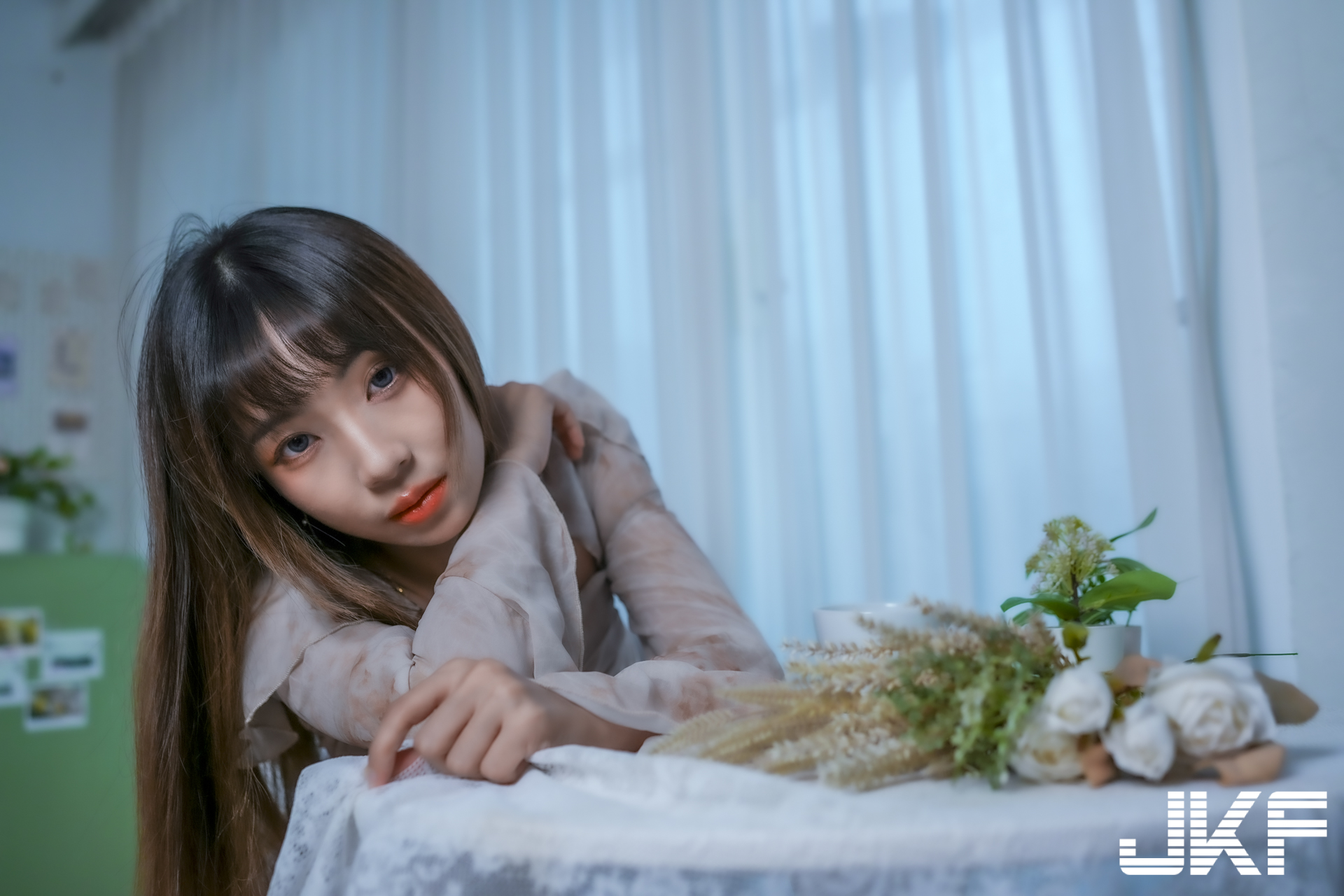 氣質長髮妹「安然」性感火辣的午後！爆乳洋裝罩不住兩座山峰溢出！