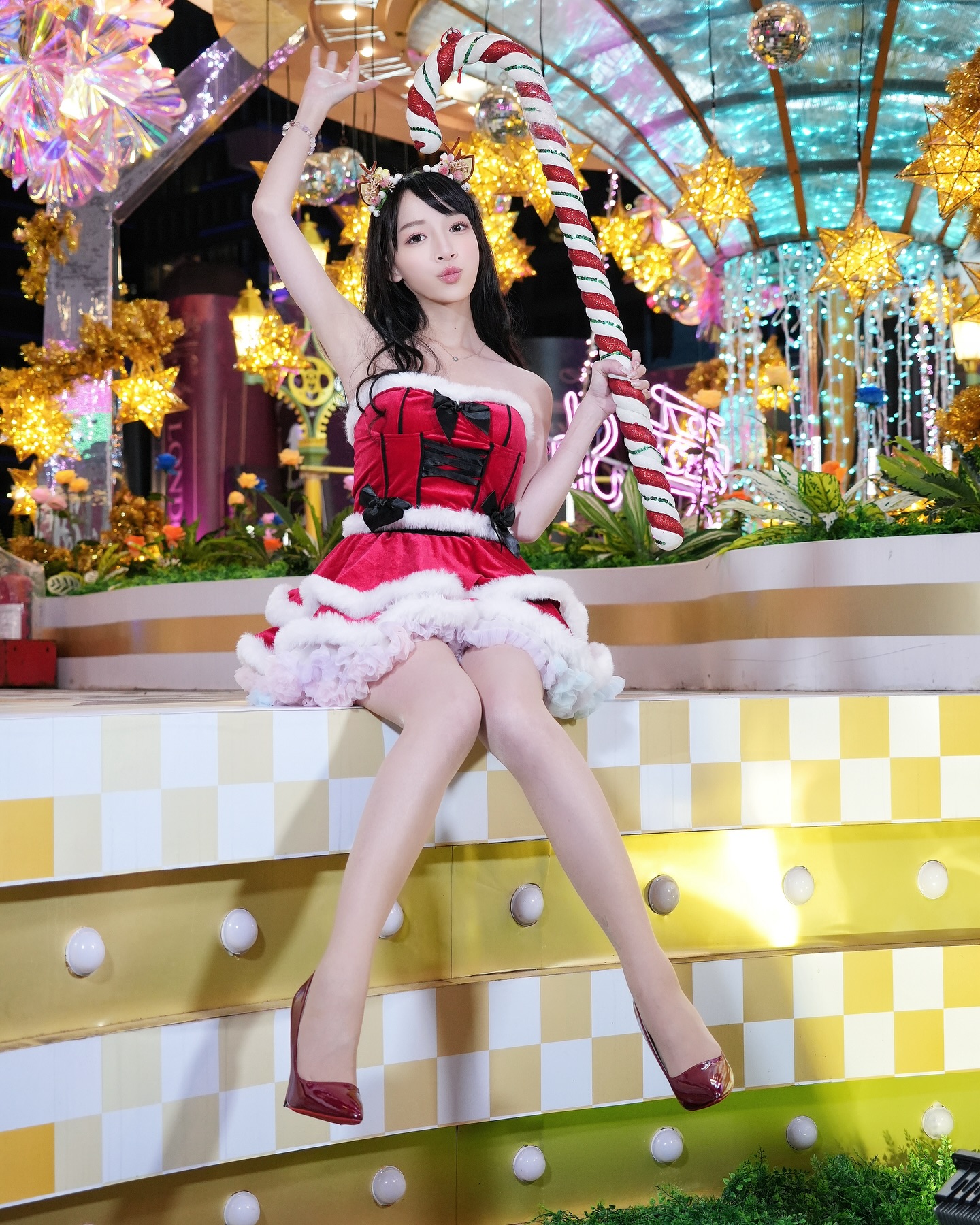 耶誕城亮點！淘氣正妹「愛吃腿」化成性感兔，「白嫩玉腿」點亮黑夜！