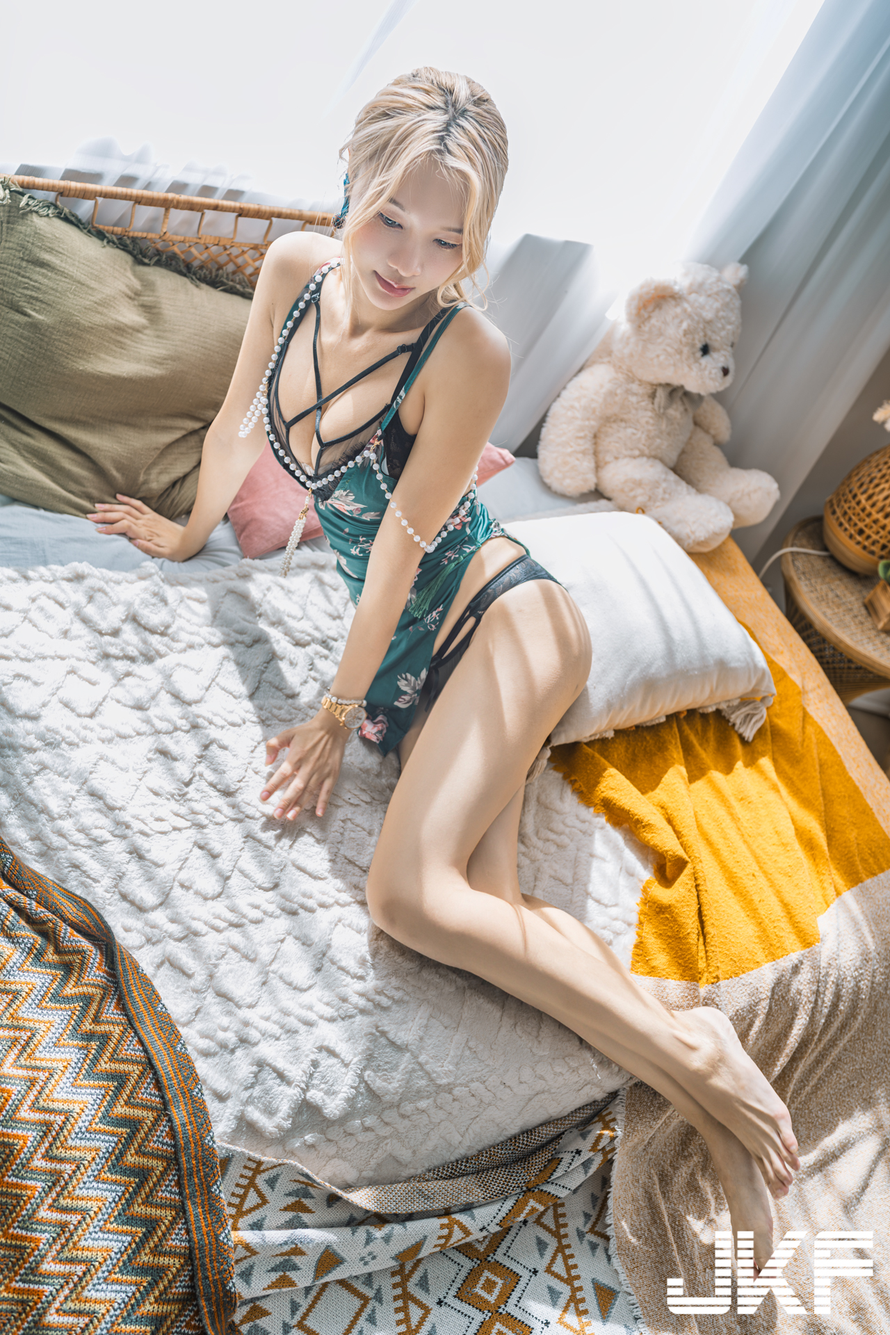 美腿辣模「閻舒姬」的魅惑挑逗，胸前飽滿深溝太誘惑！