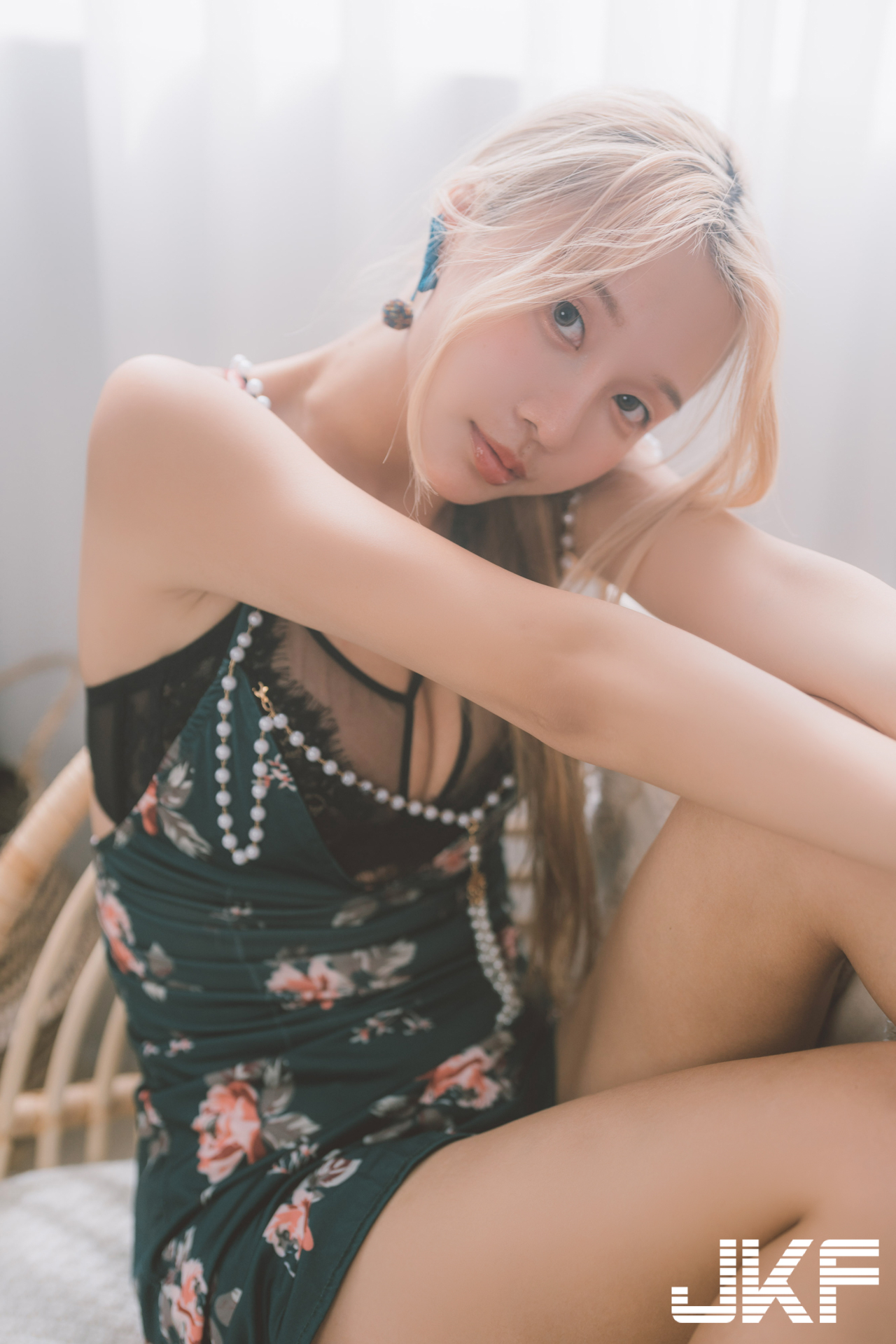 美腿辣模「閻舒姬」的魅惑挑逗，胸前飽滿深溝太誘惑！