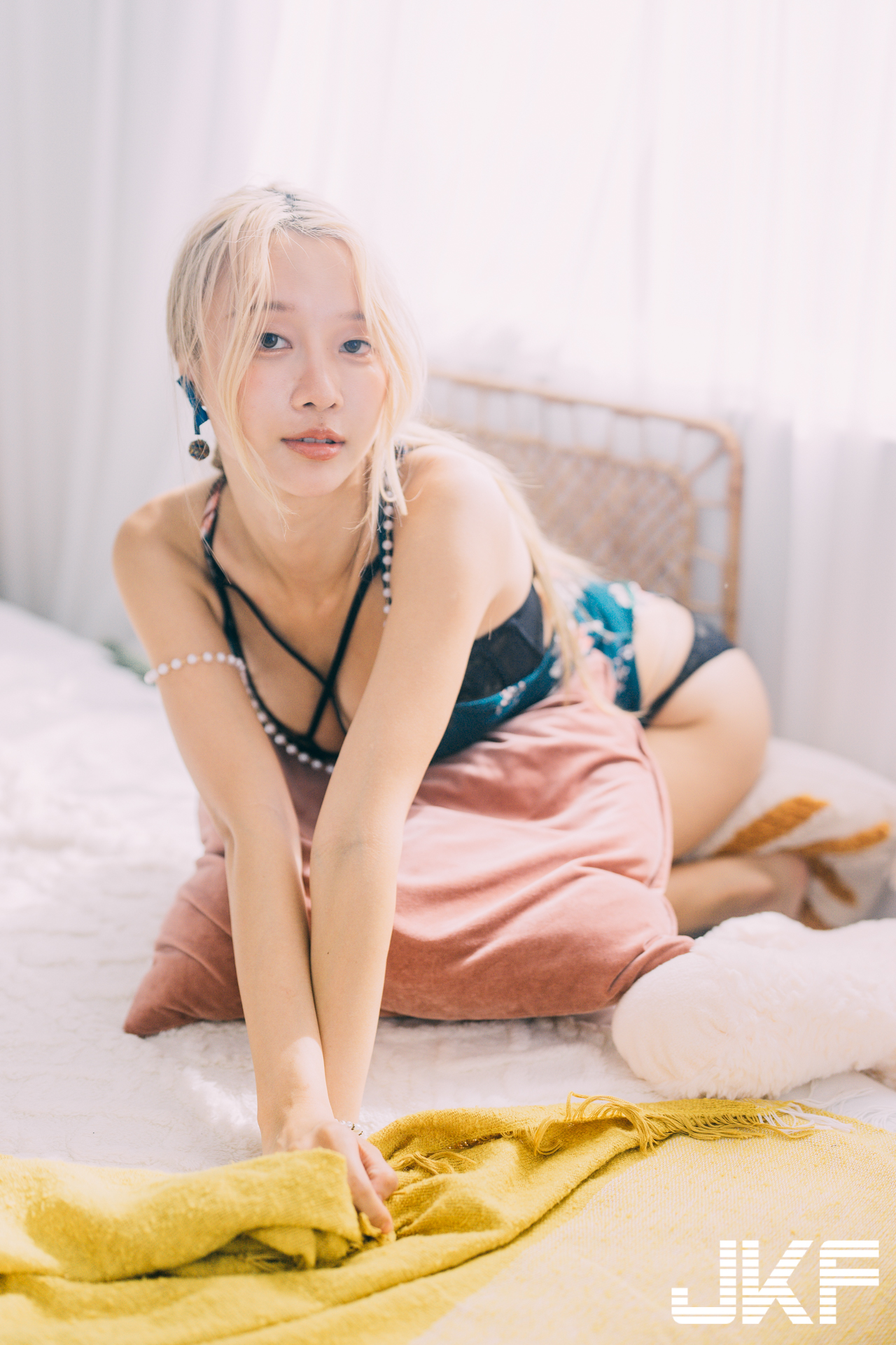 美腿辣模「閻舒姬」的魅惑挑逗，胸前飽滿深溝太誘惑！