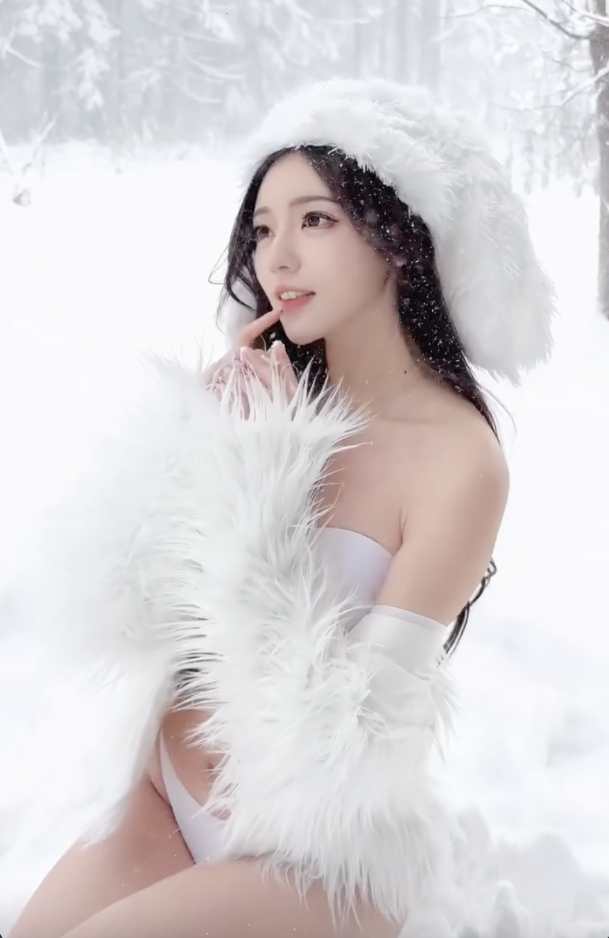 太猛了不愧是你！女神「謝立琪 Kiki」雪地大秀美乳，「丁字褲」包不住蜜桃直接坐地上！