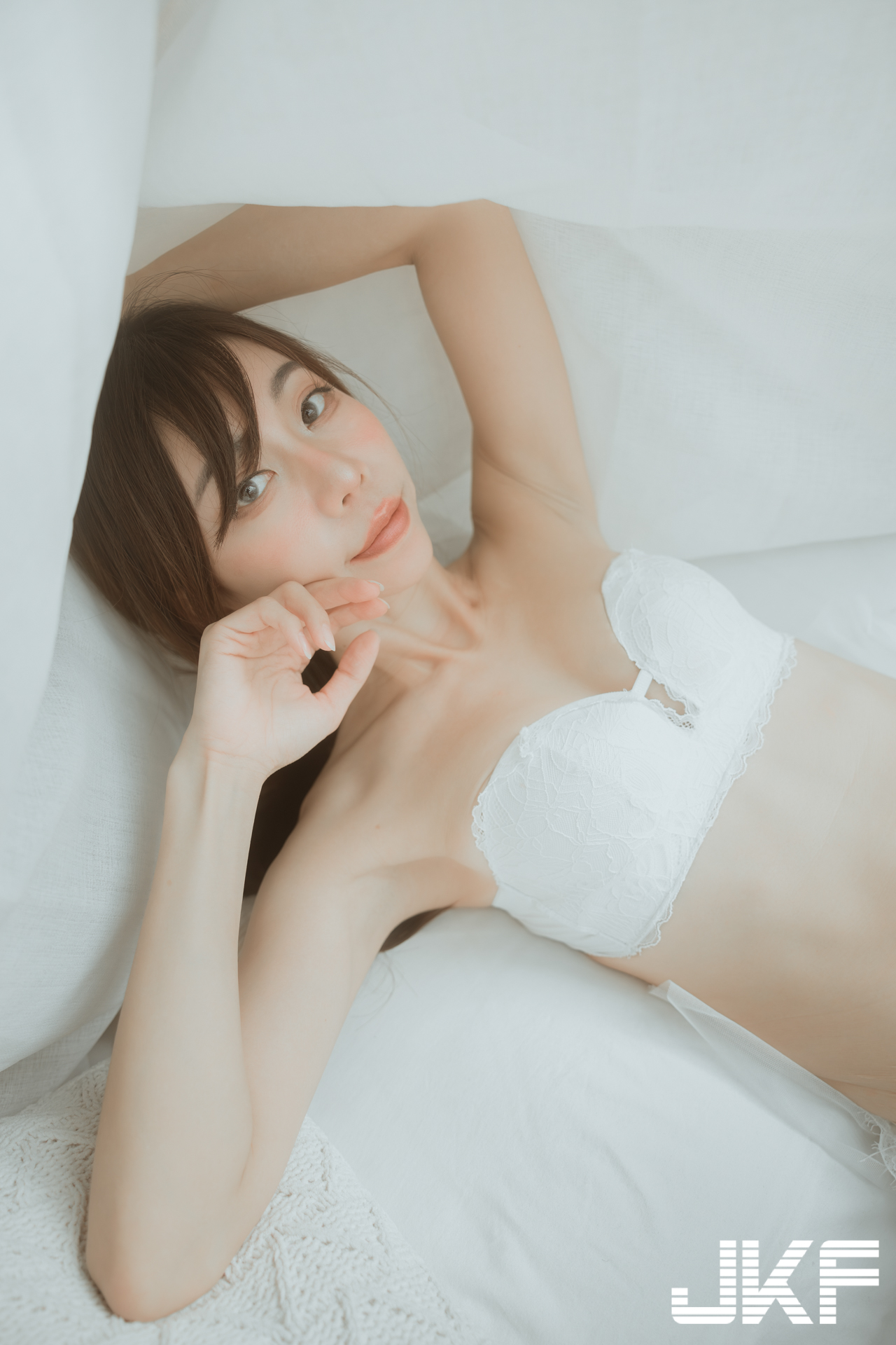 辣模「米米」平口低胸裝超辣，「深溝＋纖腰」太讓人流口水！