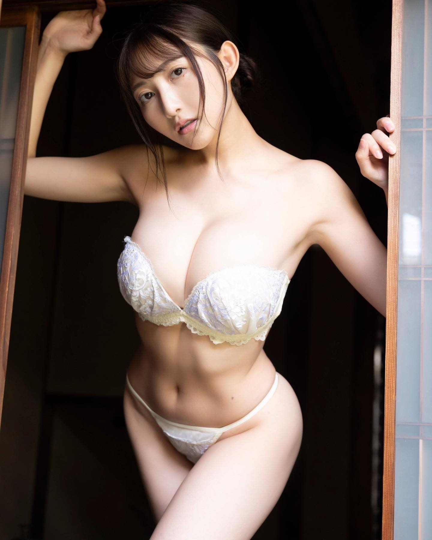 這兩顆太離譜！G罩杯學生妹「辻莉莉莎」TSE即將登場，制服下巨乳纖腰放送