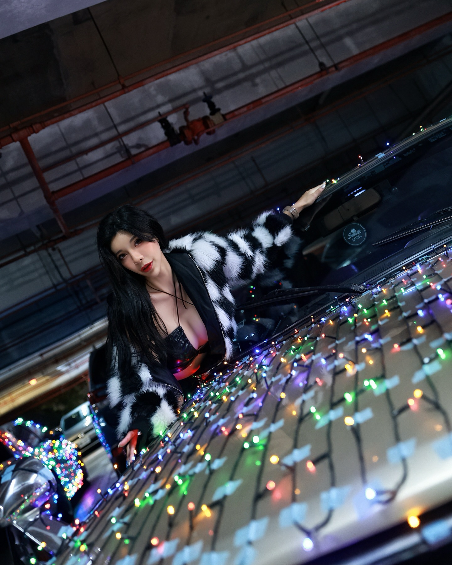 性感車手「安安Anna」駕虹彩轎車，「爆乳猛蹲」蜜桃也露餡！