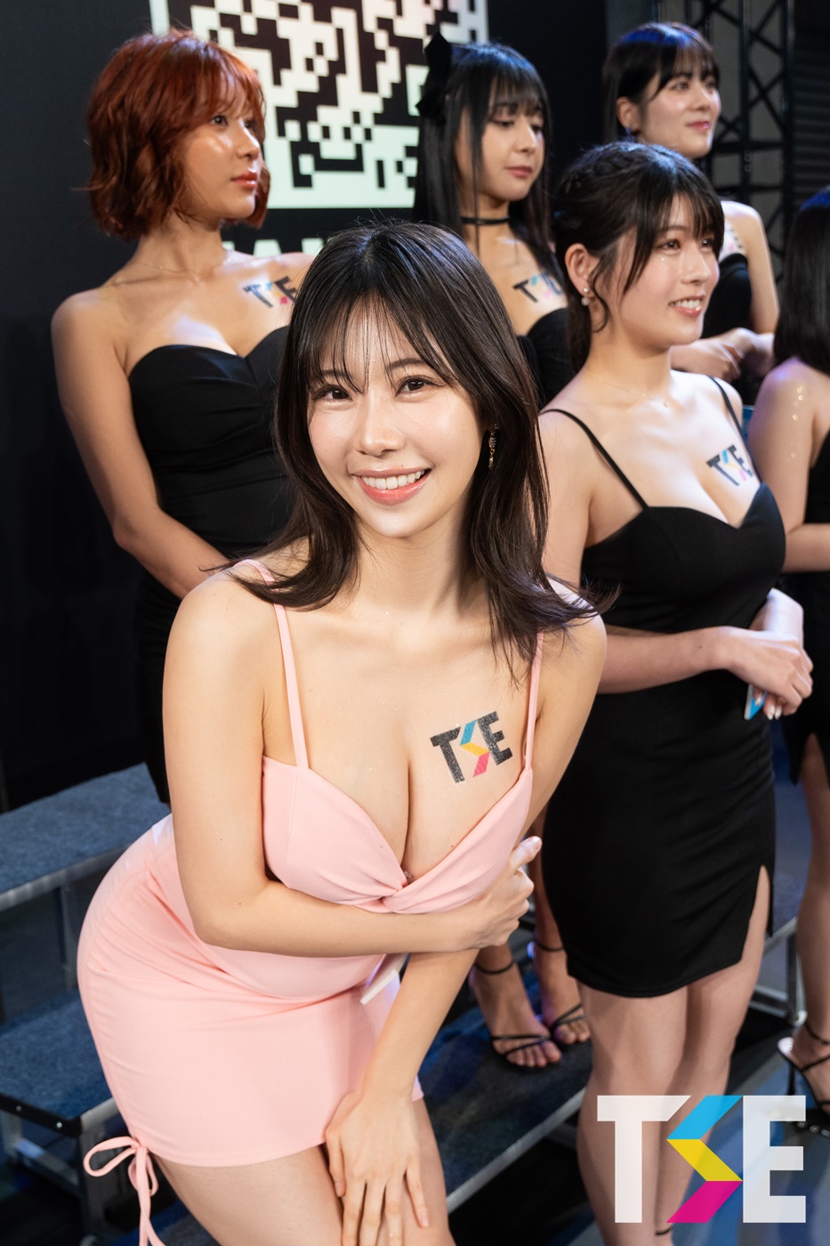 見面啦！TSE大開場，「森咲智美」領國際女星「捧奶擺臀」樣樣來！