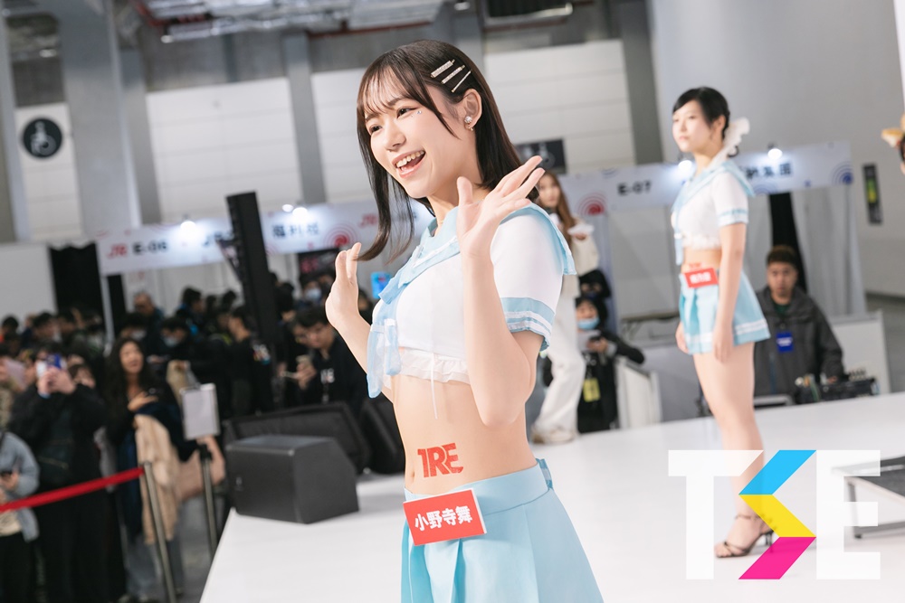 喜迎女神降臨！「TSE 學服祭」火熱開場　AV女神登台一字排開場面超壯觀