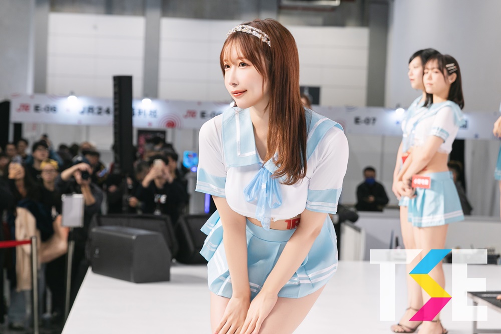 喜迎女神降臨！「TSE 學服祭」火熱開場　AV女神登台一字排開場面超壯觀