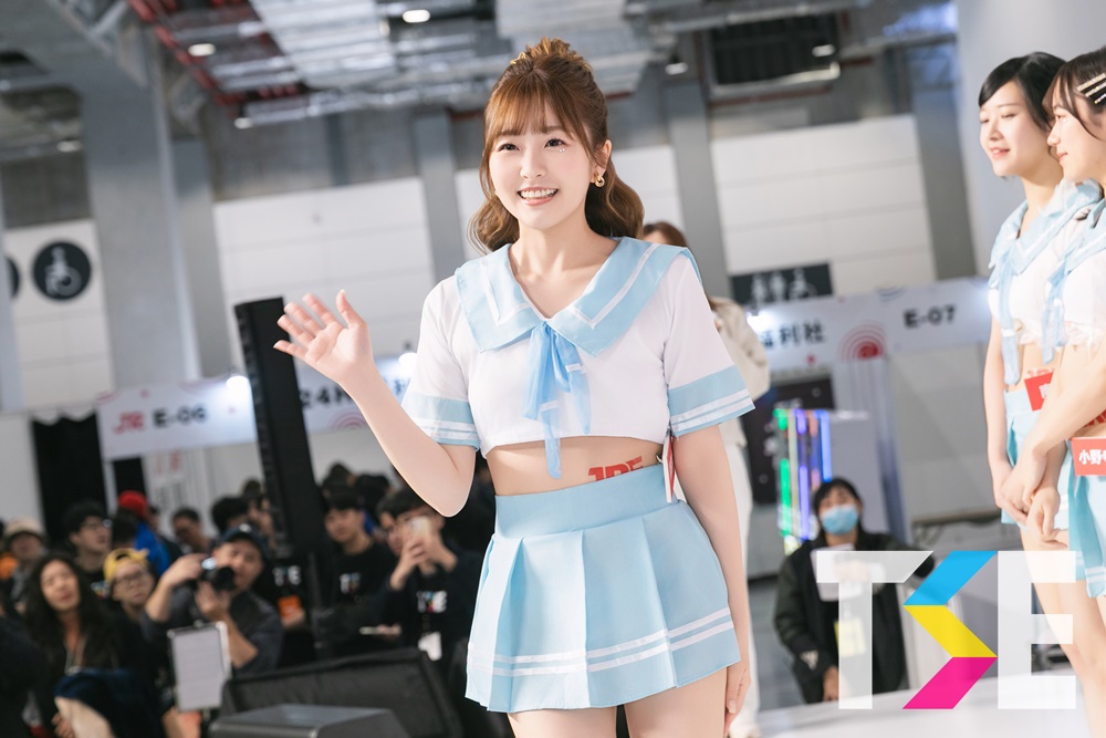 喜迎女神降臨！「TSE 學服祭」火熱開場　AV女神登台一字排開場面超壯觀
