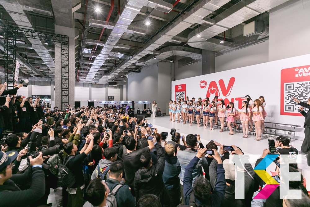 喜迎女神降臨！「TSE 學服祭」火熱開場　AV女神登台一字排開場面超壯觀