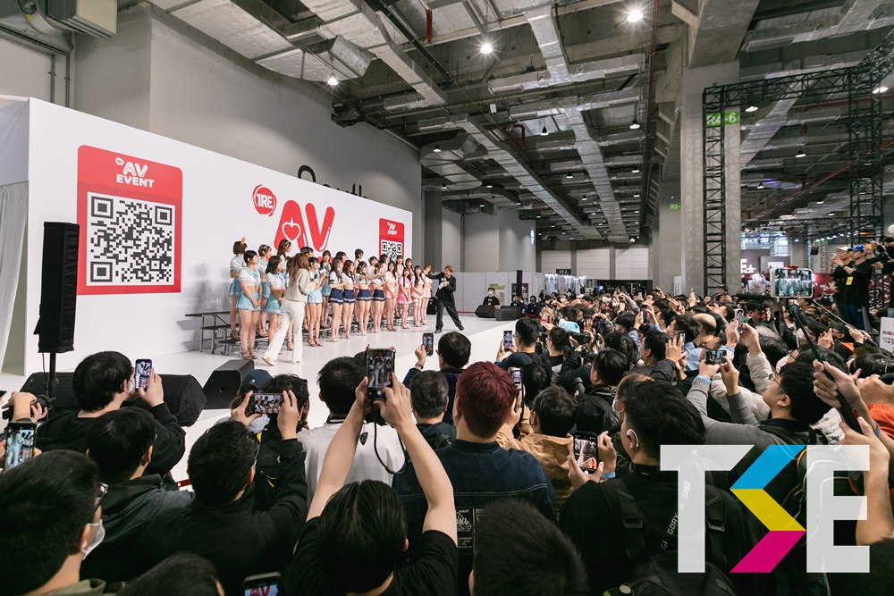 喜迎女神降臨！「TSE 學服祭」火熱開場　AV女神登台一字排開場面超壯觀