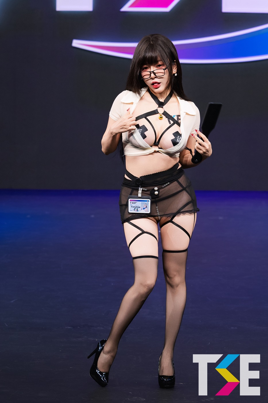 麻辣女教師「Tiny Asa」選學生上台用「雪乳翹臀」進行愛的教育！