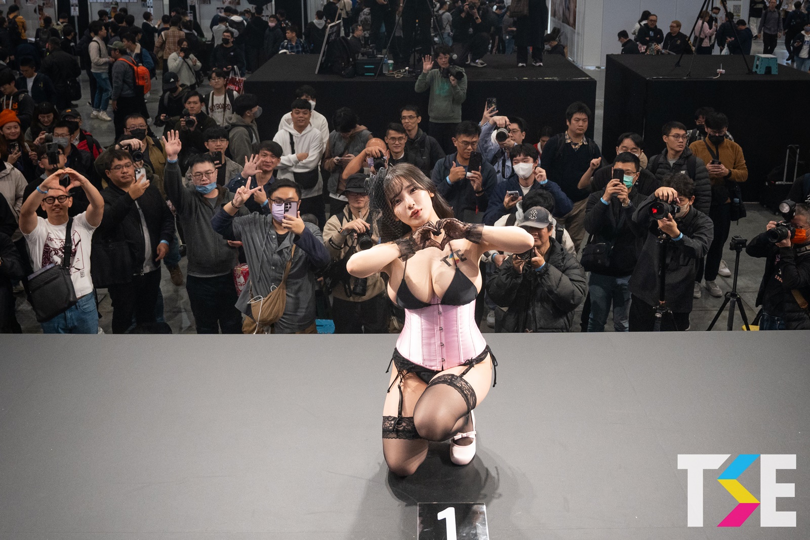 暈了！東洋巨乳神《天木純》挺I級肉彈與粉絲合體攝　二次元殘暴體超搶鏡