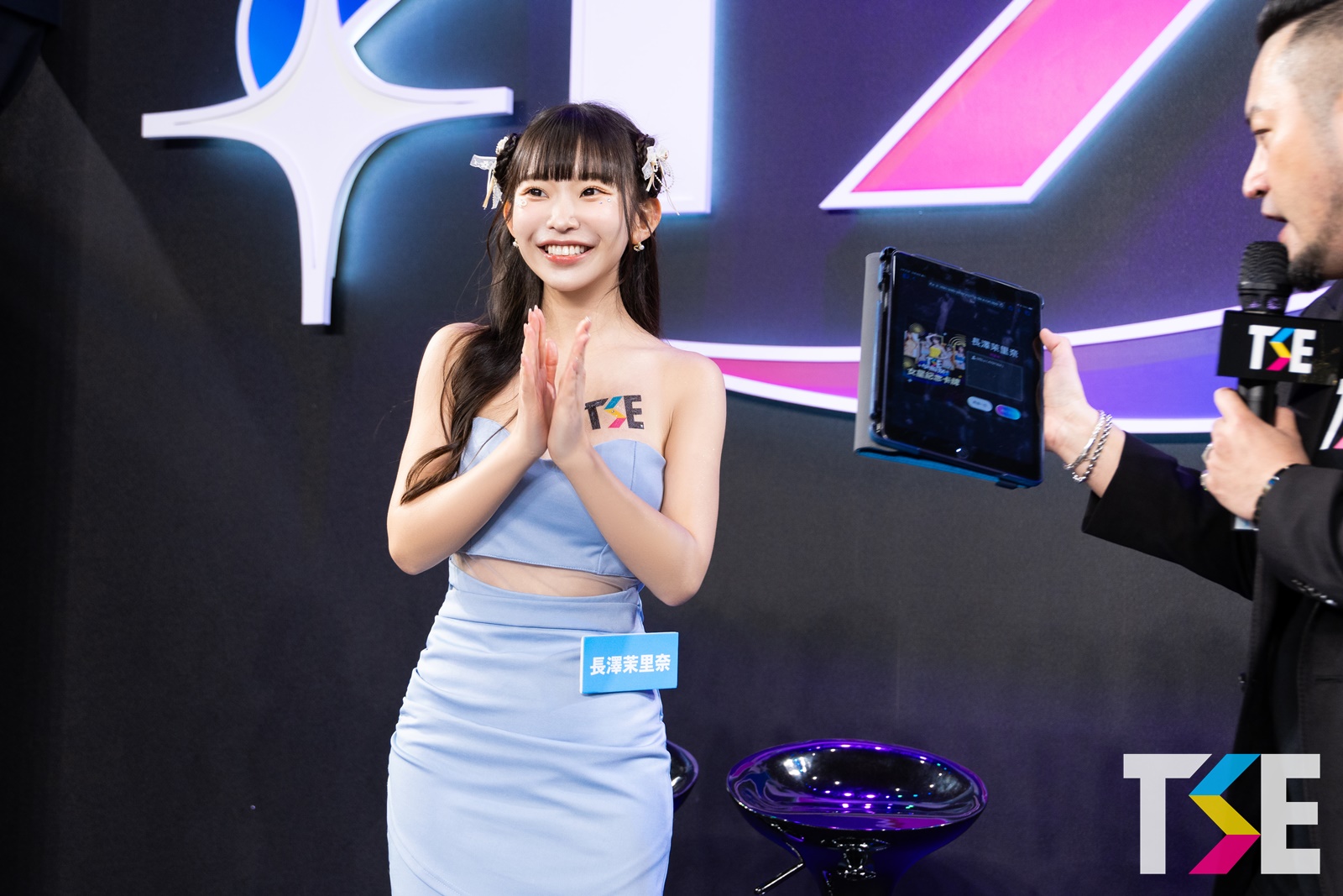 童顏巨乳合法蘿莉「長澤茉里奈」見面會福利好讚！直接大方跟粉絲摟緊緊！