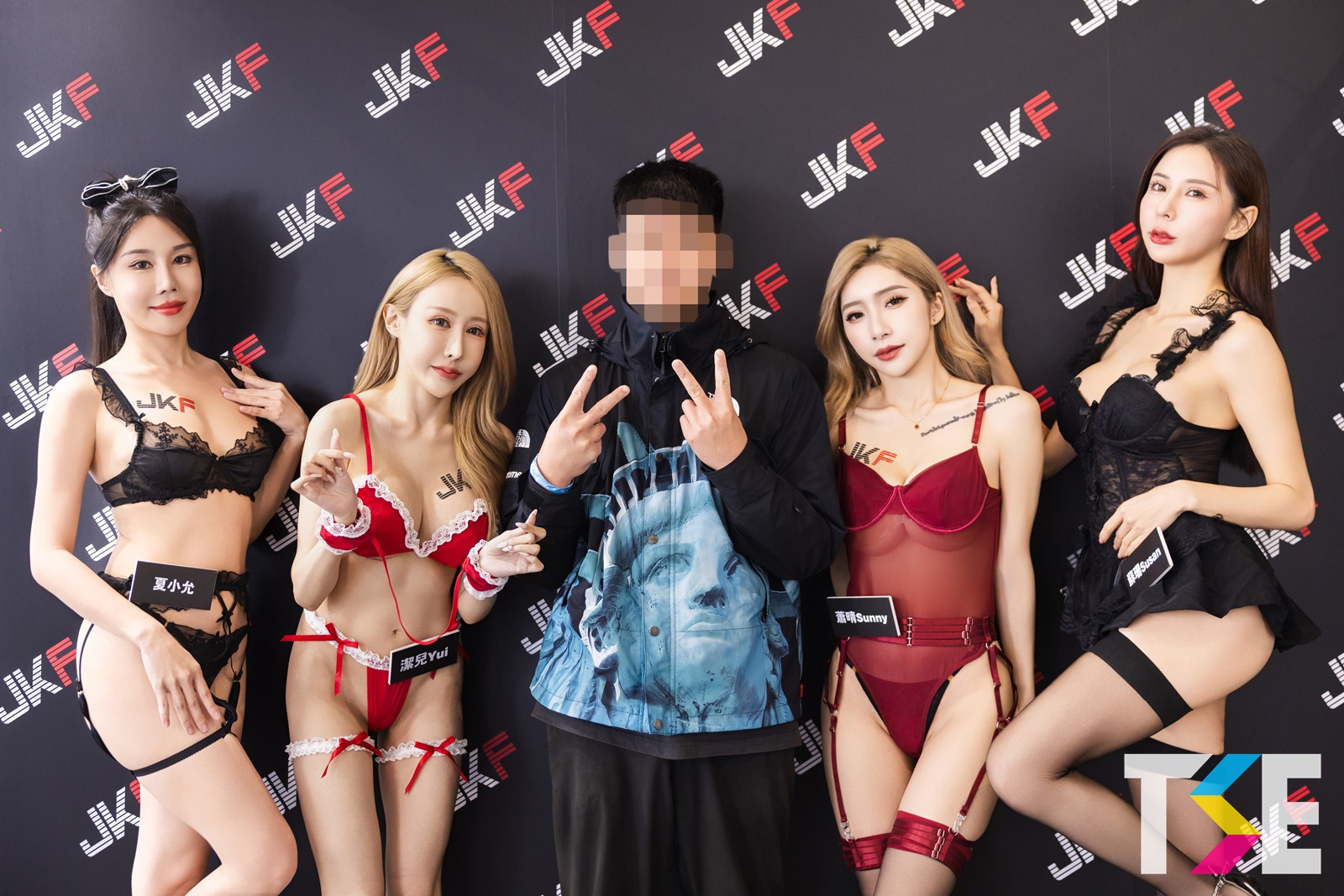 「JKF VIP限定攝影會」福利超棒，與4位爆乳JKF女郎性感合影！