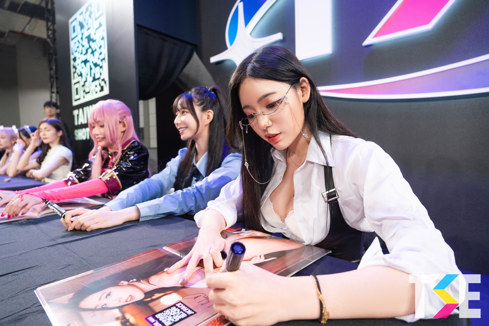 親筆簽名就是香！JKF VIP限定活動&#8230;人氣女郎出動　TSE現場福利加碼送～