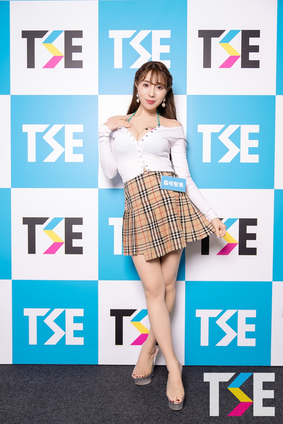 保健室巧遇火辣學姊！「森咲智美」爆乳制服超短百褶裙秀美體挑逗！