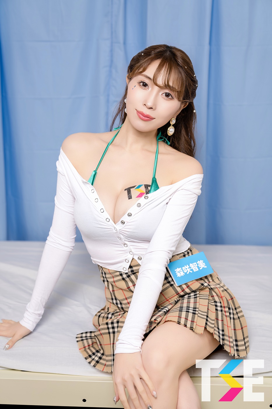 保健室巧遇火辣學姊！「森咲智美」爆乳制服超短百褶裙秀美體挑逗！