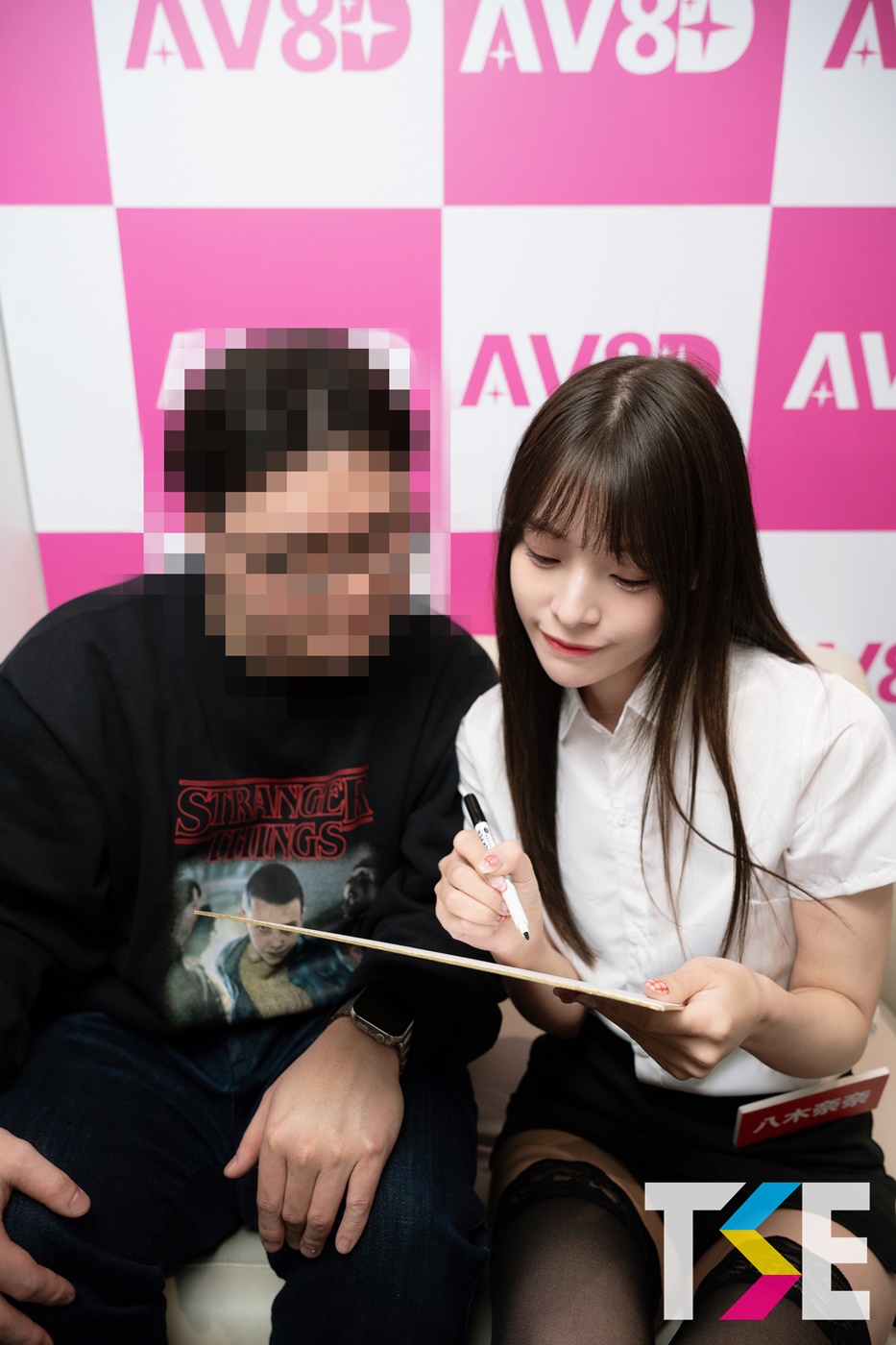 老師穿這樣上課你考試考幾分？美女教師「TSE學服祭」手把手親身教學中