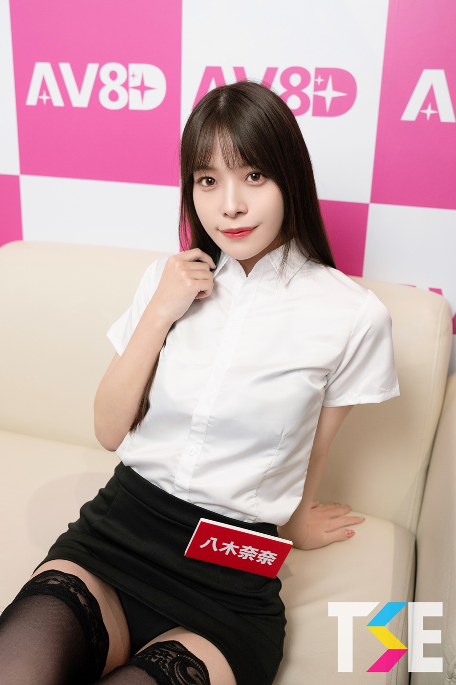 老師穿這樣上課你考試考幾分？美女教師「TSE學服祭」手把手親身教學中