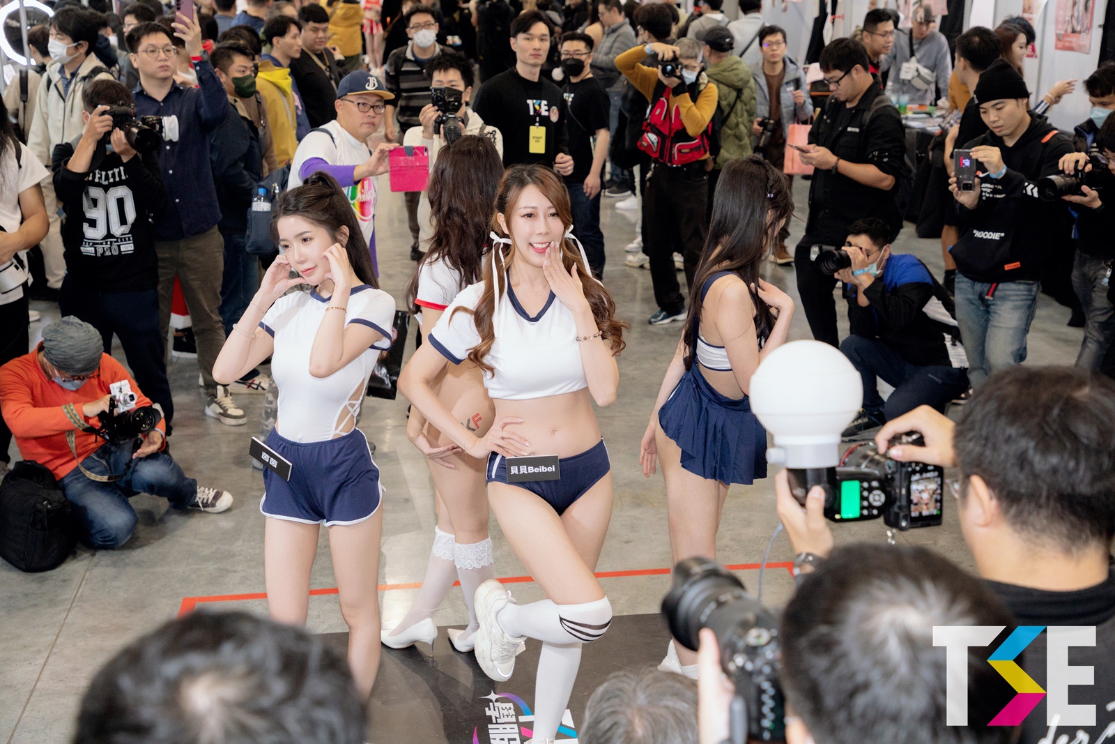 比基尼遊行遶全場　現場粉絲拍到手軟！