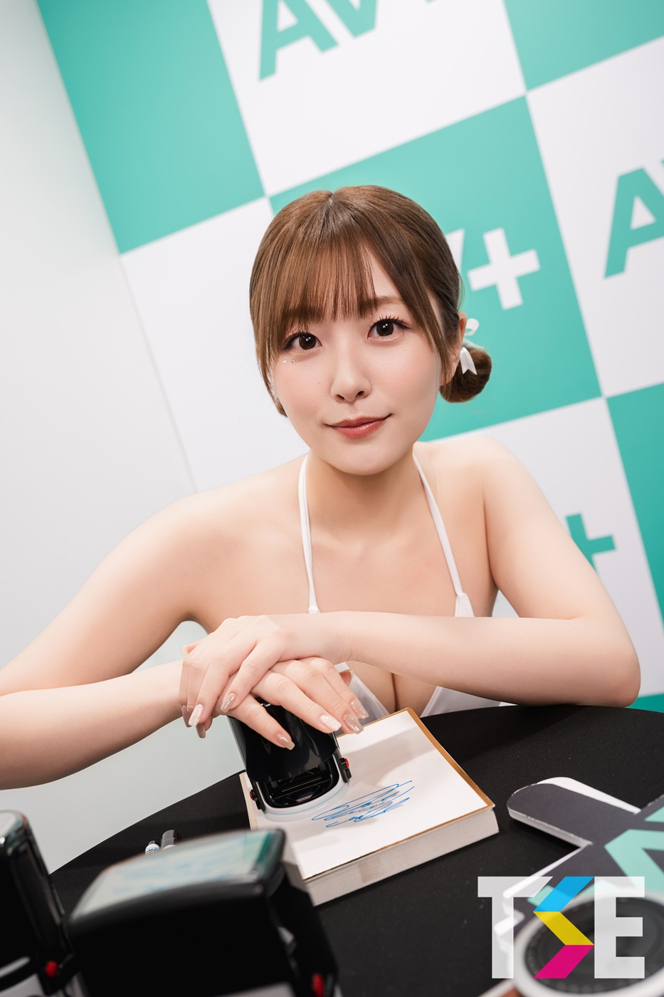 愛的比心！甜美女優「青空光」穿比基尼火辣簽章！