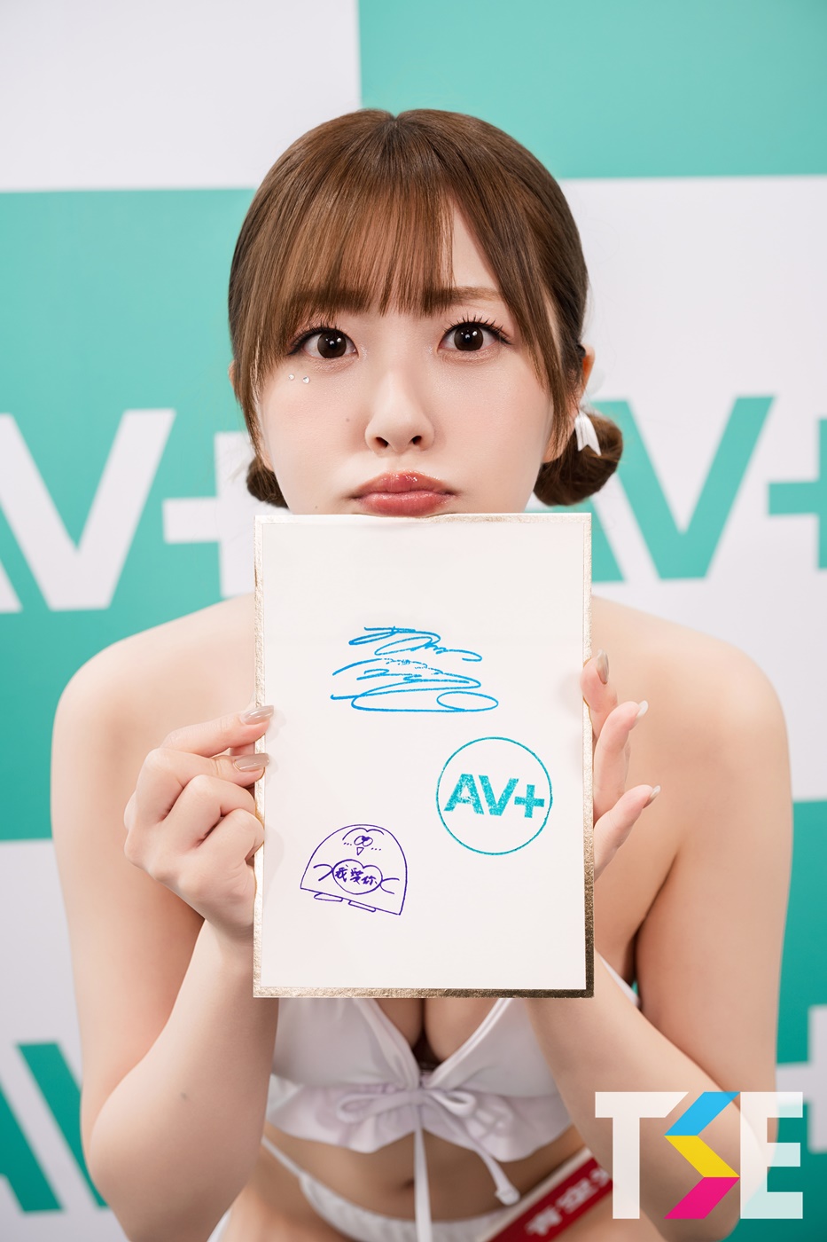 愛的比心！甜美女優「青空光」穿比基尼火辣簽章！
