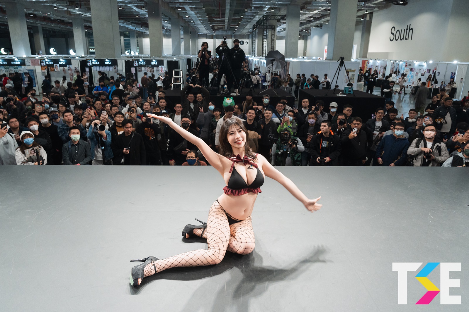 I罩杯長腿女神「鈴木富實奈」發送火辣福利，「誘惑網裝造型」超勾人！