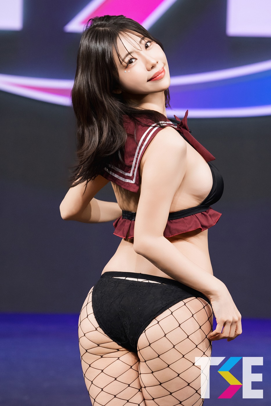 I罩杯長腿女神「鈴木富實奈」發送火辣福利，「誘惑網裝造型」超勾人！