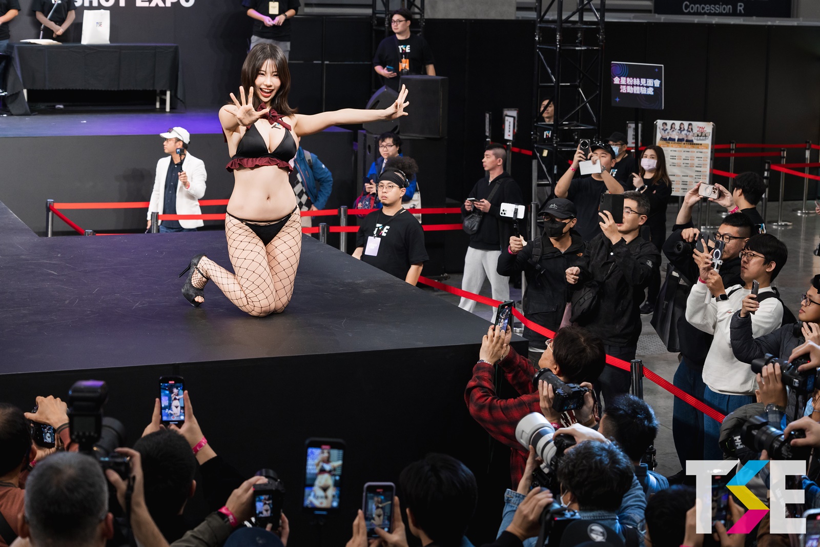 I罩杯長腿女神「鈴木富實奈」發送火辣福利，「誘惑網裝造型」超勾人！