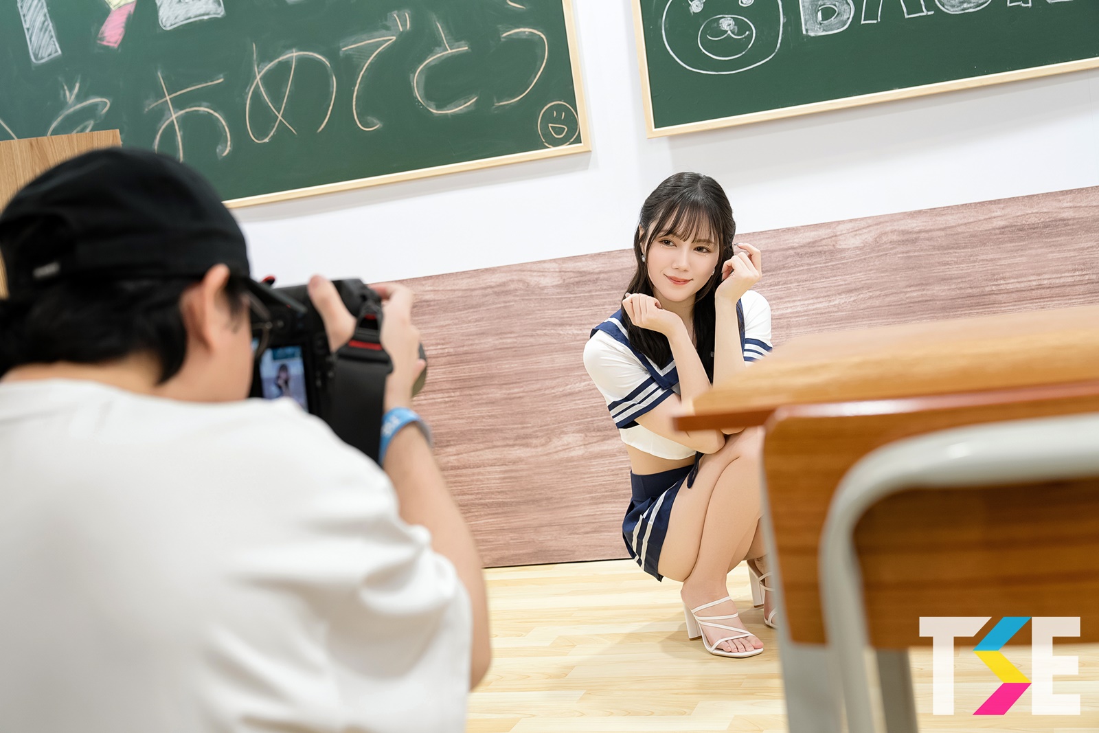 誘惑美乳學服女神「涼森鈴夢」，「火辣前傾」臀型超性感！