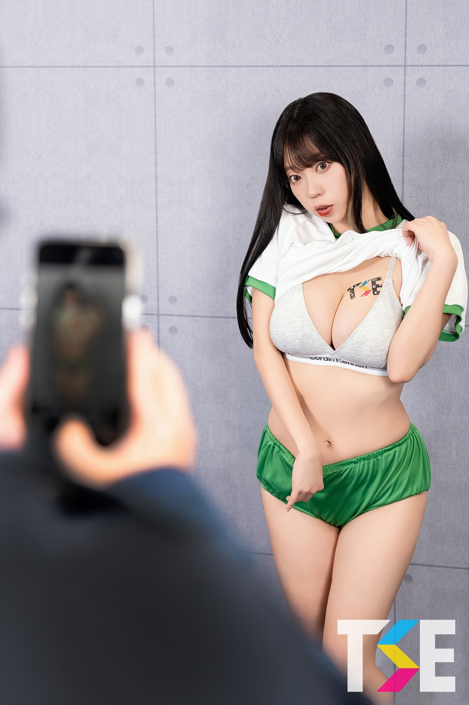 體育器材室遇到甜美學姊「青山光」！撩開體育服露出「I罩杯巨乳」好色氣