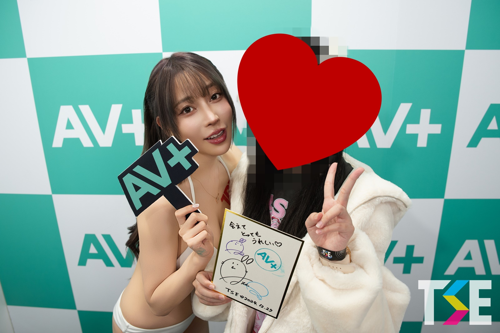 巨乳美少女「七瀨愛麗絲」熱情簽章互動！用F奶夾小禮物收下粉絲心意