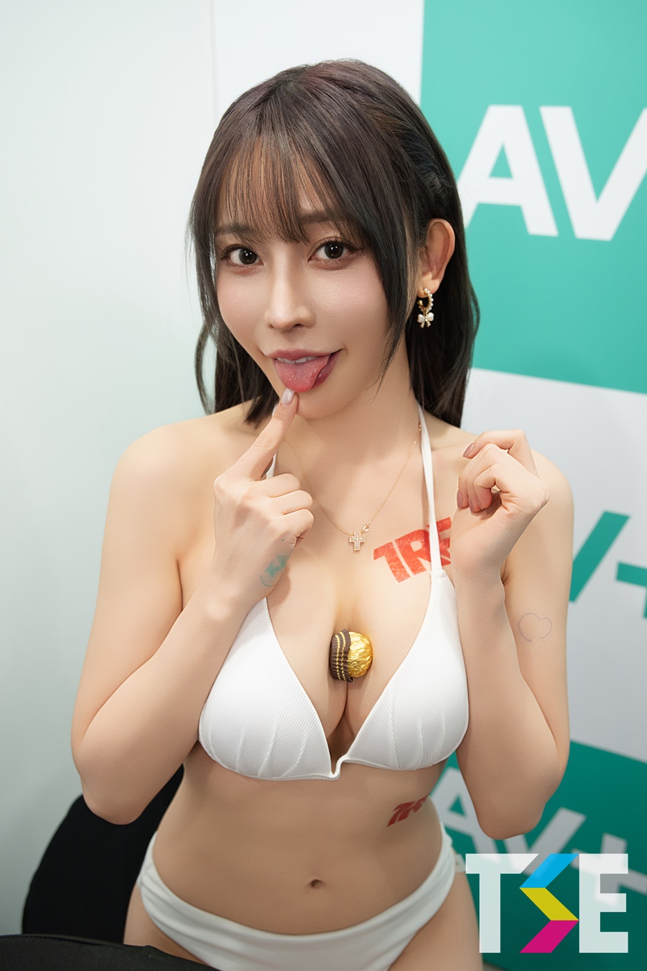 巨乳美少女「七瀨愛麗絲」熱情簽章互動！用F奶夾小禮物收下粉絲心意
