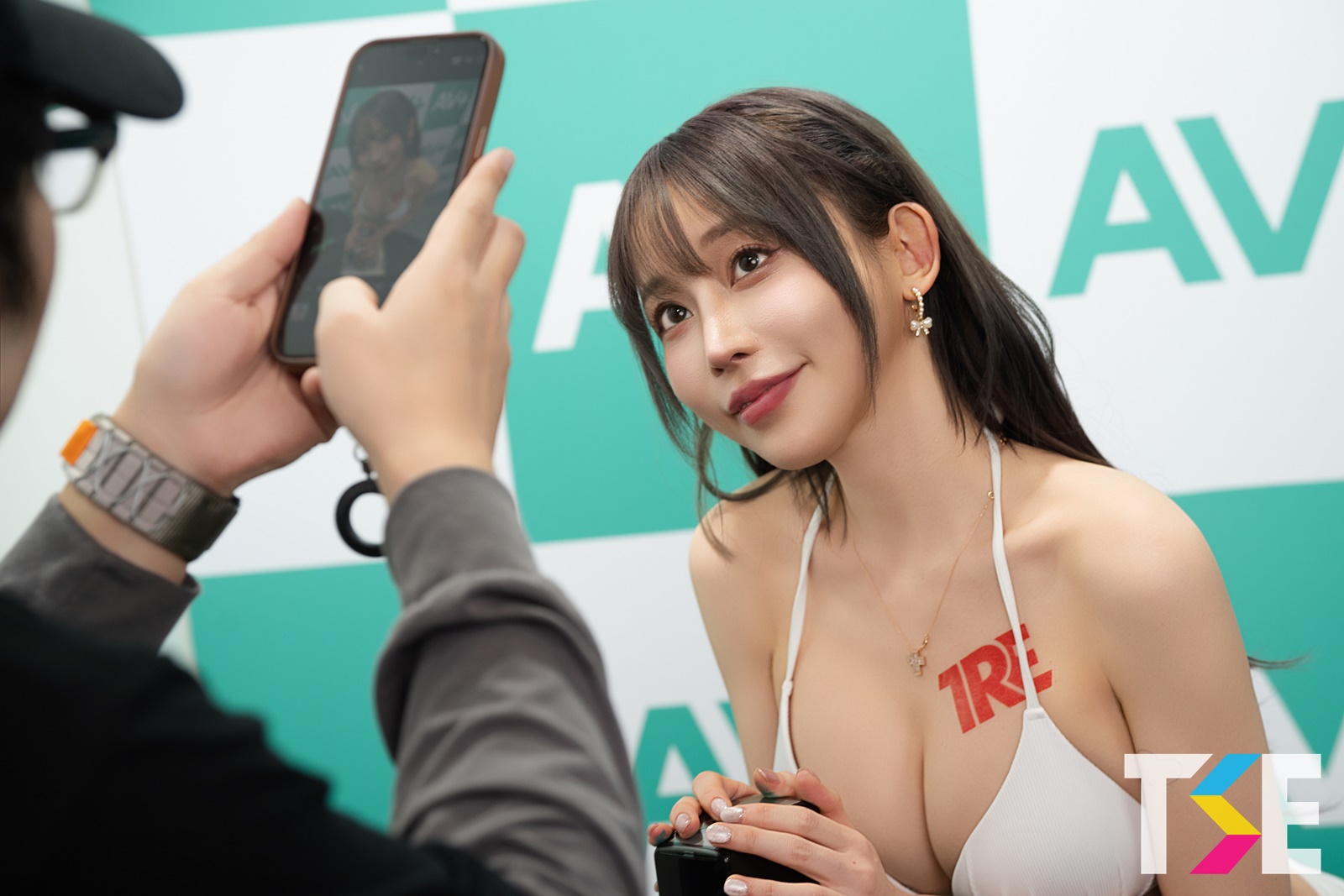巨乳美少女「七瀨愛麗絲」熱情簽章互動！用F奶夾小禮物收下粉絲心意