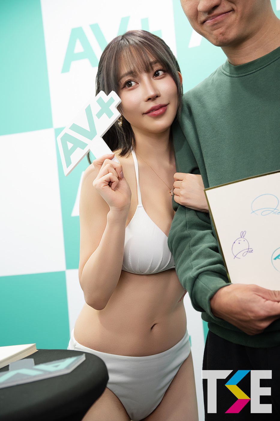巨乳美少女「七瀨愛麗絲」熱情簽章互動！用F奶夾小禮物收下粉絲心意