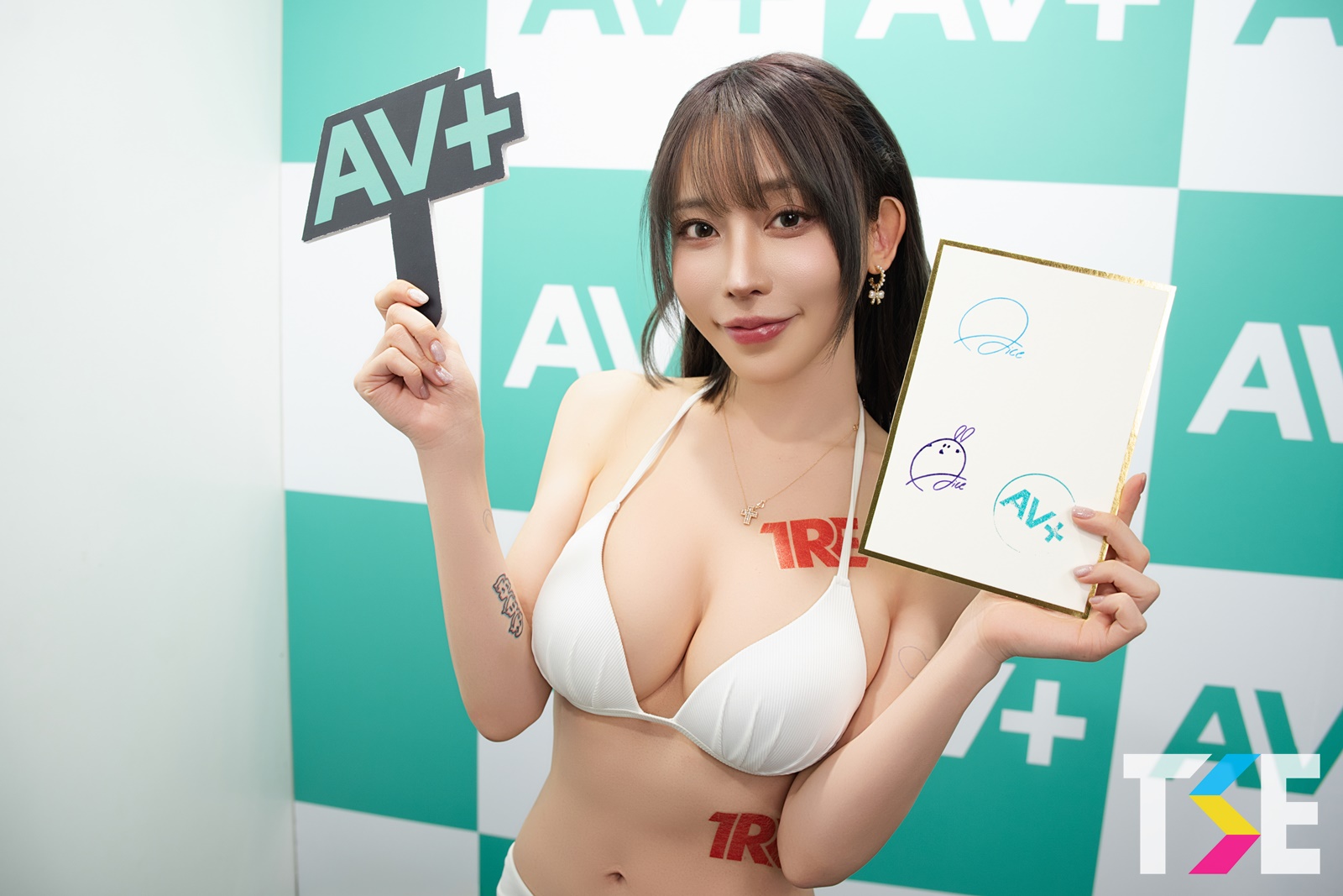 巨乳美少女「七瀨愛麗絲」熱情簽章互動！用F奶夾小禮物收下粉絲心意