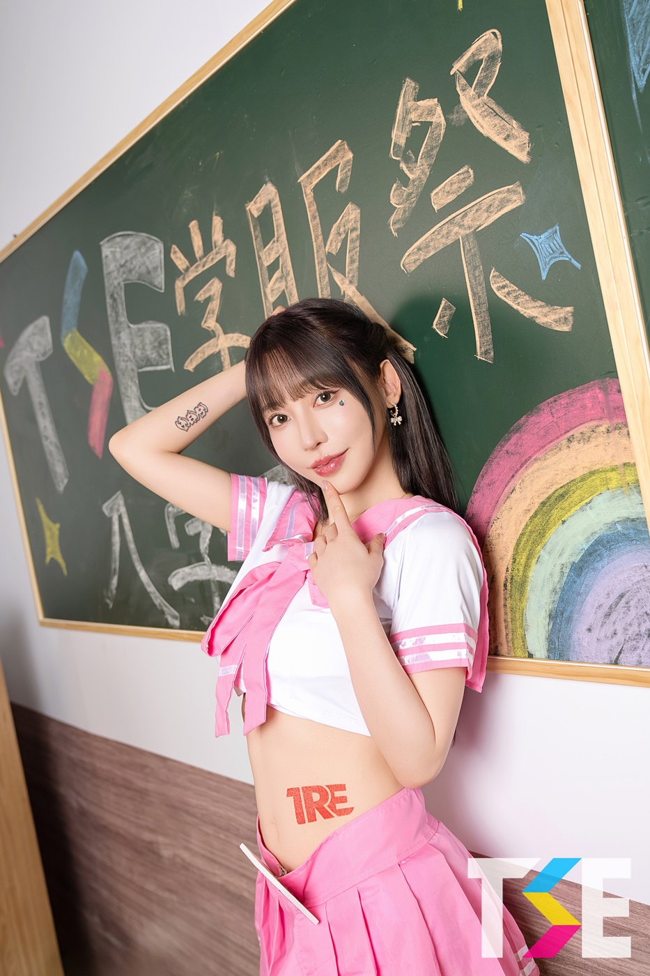 學妹這麼辣誰想翹課啊！巨乳JK「七瀨愛麗絲」教室裡撩裙露小褲褲給學長攝！