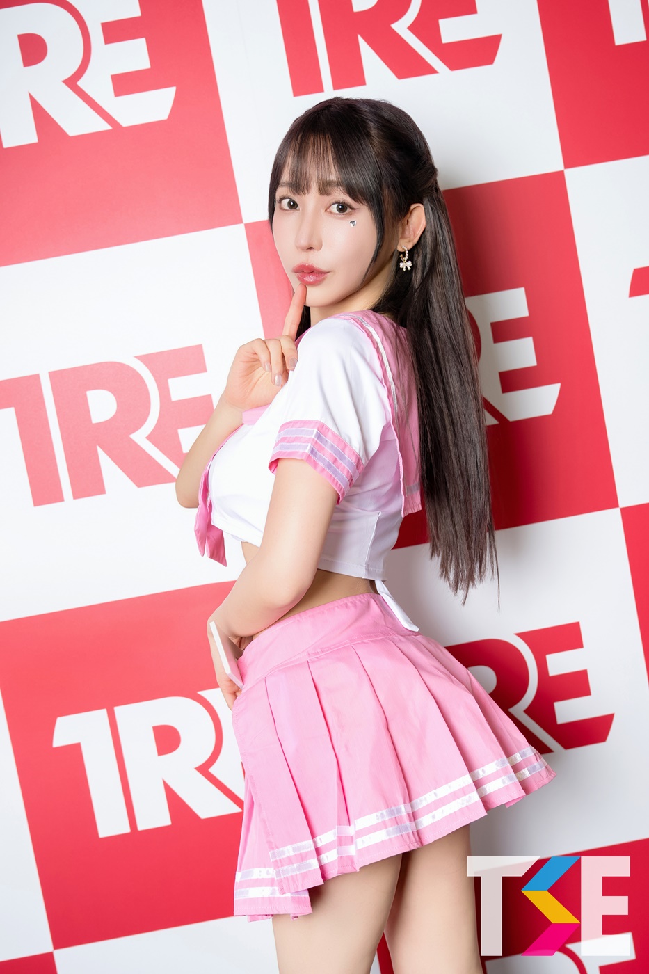 學妹這麼辣誰想翹課啊！巨乳JK「七瀨愛麗絲」教室裡撩裙露小褲褲給學長攝！