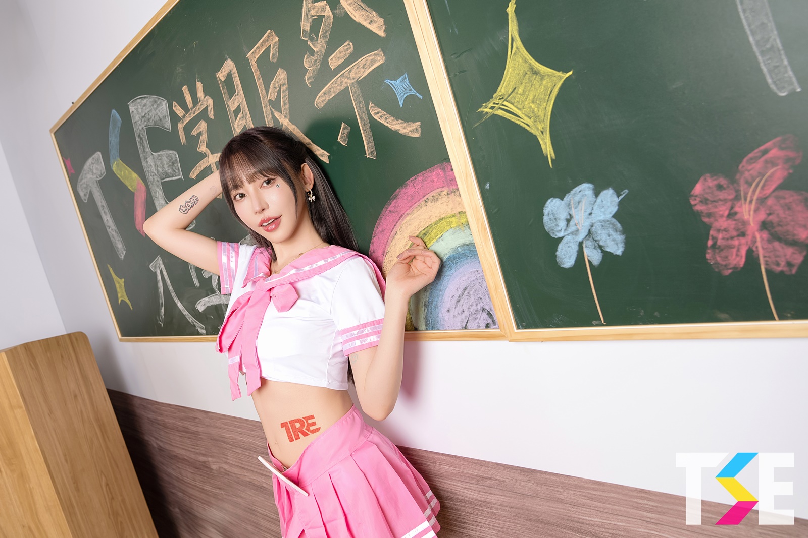 學妹這麼辣誰想翹課啊！巨乳JK「七瀨愛麗絲」教室裡撩裙露小褲褲給學長攝！