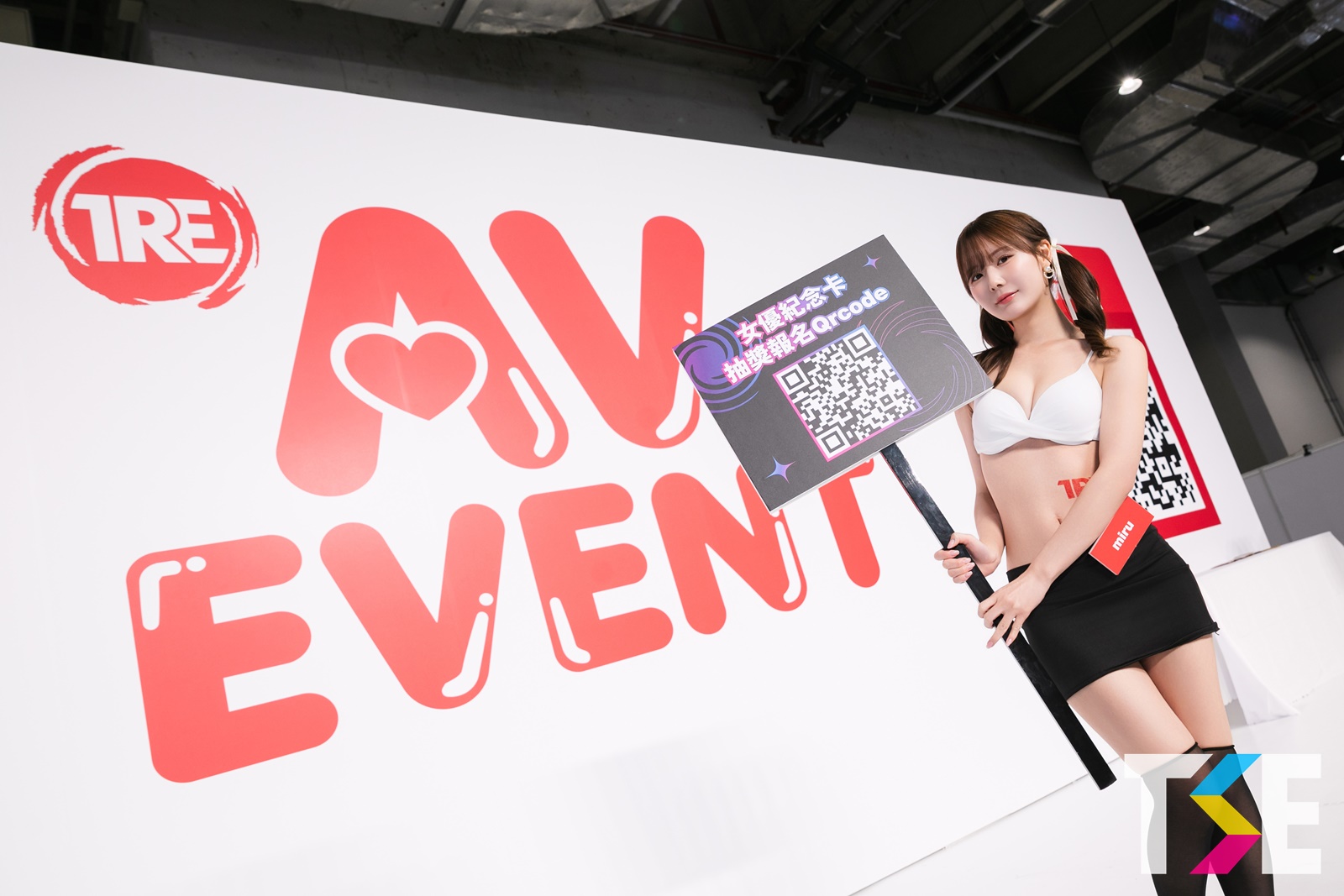 可愛E奶女優「miru」的酥胸視角，「超撩人互動」太讓人戀愛！