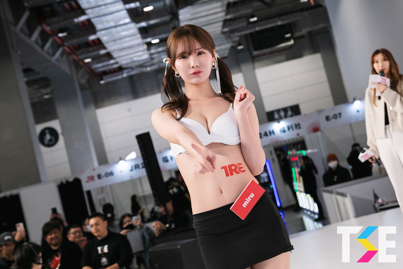 可愛E奶女優「miru」的酥胸視角，「超撩人互動」太讓人戀愛！