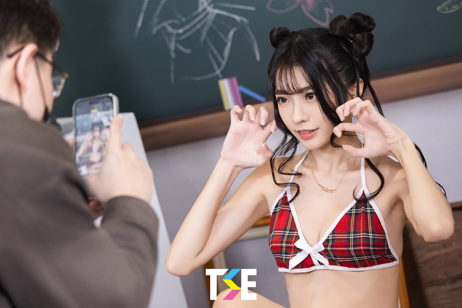 苗條美少女「妍妍」當你的戀愛學伴！在教室裡大膽露蜜桃加油打氣